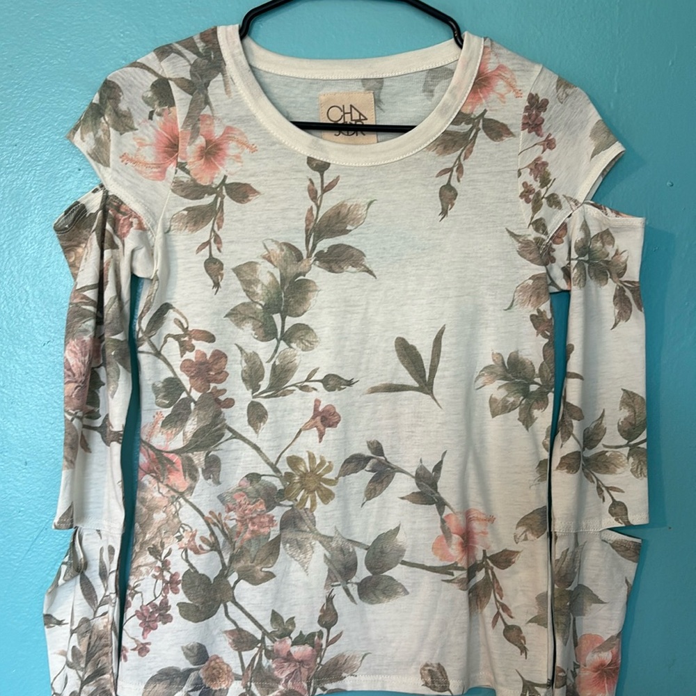 Chaser floral cutout long sleeves floral top,‎ like new!